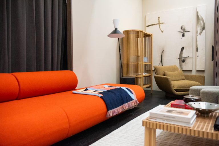 Olohuonemainen tila, jossa sohva, sohvapöytä ja kaappi